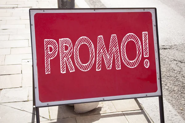 Kavramsal el Promo gösterilen metin resim yazısı ilham yazma. İş kavramı için Promo Satış alışveriş ürün tanıtım duyuru yol işaret arka plan ve kopya alanı ile yazılı