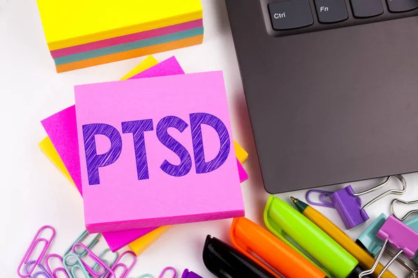 Escrever texto mostrando PTSD Pós-Traumatic Stress Disorder feita no escritório com arredores como laptop, marcador, caneta. Conceito de negócio para Oficina de Tratamento de Saúde espaço de cópia de fundo branco — Fotografia de Stock