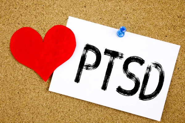 Kavramsal el Post-Traumatic stres bozukluğu TSSB kavram sağlık tedavi ve yapışkan not, hatırlatma mantar arka plan kopya alanı ile yazılı aşk için gösterilen metin resim yazısı ilham yazma