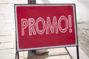 Kavramsal el Promo gösterilen metin resim yazısı ilham yazma. İş kavramı için Promo Satış alışveriş ürün tanıtım duyuru yol işaret arka plan ve kopya alanı ile yazılı