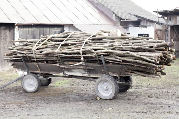 ポーランドの田舎生活でみじん切り火木古い昔ながら農家カートのフルトレーラー — ストック写真