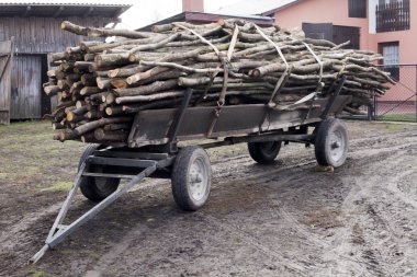 Römork kıyılmış yangın-ahşap eski moda Çiftçi sepeti Polonya'nın kırsal kırsal hayat dolu