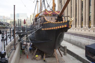 London, Büyük Britanya limanında susuz eski bir tüccar gemisinin yakın çekim