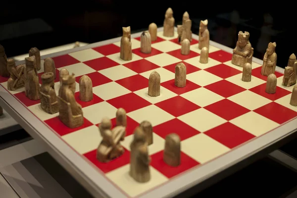 Foto de cerca del tablero de ajedrez. Profundidad de campo poco profunda para una vista natural Piezas de ajedrez de madera vintage —  Fotos de Stock