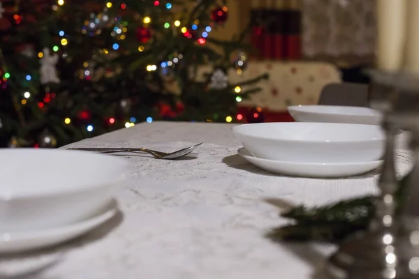 Colher vazia com árvore de Natal vermelha no fundo, cones de Natal na mesa branca. Lugar para SMS. Vista de cima . — Fotografia de Stock