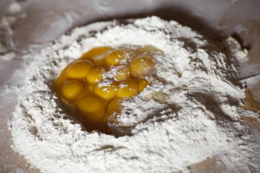 beyaz un ve yumurta beyaz zemin üzerine izole