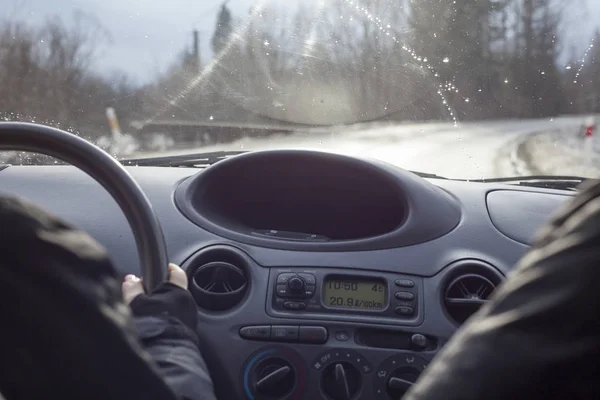 Samice pohání nové auto — Stock fotografie