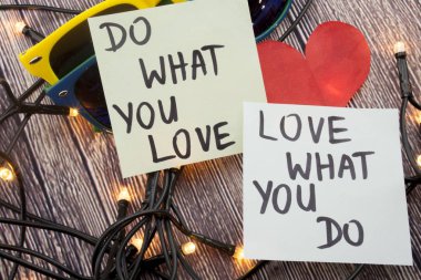 Ne aşk, ne - aşk motivasyonel kelime soyut yapışkan not ahşap arka plan üzerinde