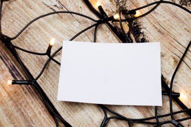 Ahşap masa beyaz kağıt çıkartmaları. Işıkları ile boş yapışkan not