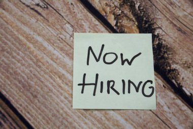 Şimdi ahşap meşe zemin üzerine sarı yapışkan not kağıt üzerinde yazılı iş fırsatları