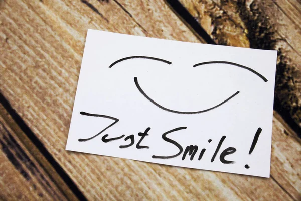 Κάτοψη Του Απλά Χαμόγελο Κολλώδη Σημείωση Επάνω Στο Ξύλινο Γραφείο — Φωτογραφία Αρχείου