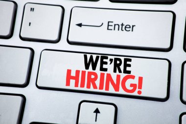 Biz çoğu işe şimdi gösterilen metin yazma. İş kavramı için işe alım insan kaynakları beyaz klavye tuşu ile kopya alanı üzerinde yazılı. Üstten Görünüm.