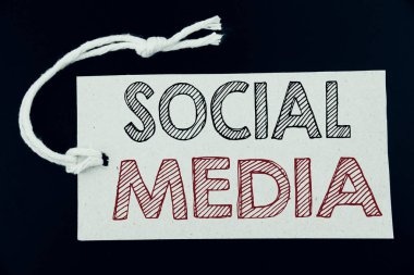 El yazısı metnini başlık sosyal medya gösterilen. Topluluk sosyal siyah vintage arka plan üzerinde fiyat etiketi kağıda yazılı medya yazma iş kavramı.