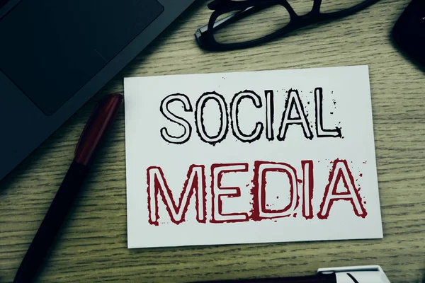 A kézírás a közlemény szövegét mutatja a szociális média. Üzleti koncepció, a közösségi szociális média írt, papír, fa háttér hivatalban-val másol hely, jelölő toll és szemüveg — Stock Fotó