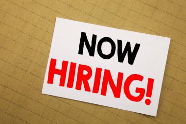 Kavramsal el şimdi kiralama gösterilen metin resim yazısı ilham yazma. Yapışkan Not Sarı zemin üzerine iş kavramı kiralık yazılı işe alım için.