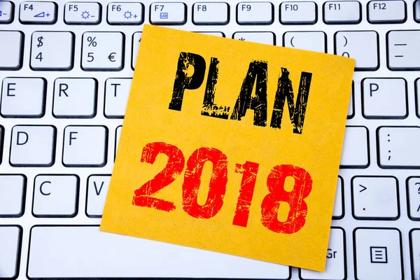 Plan 2018. Affärsidé för planering strategi handlingsplan på fästis papper på vita tangentbord bakgrunden. — Stockfoto