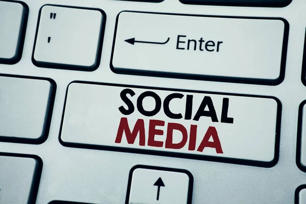 Написання тексту, що показує соціальні медіа. Бізнес-концепція для спільноти соціальних медіа написана на білій клавіатурі з копіювальним простором. Вид зверху . — стокове фото