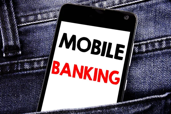 Escrevendo texto mostrando Mobile Banking. Conceito de negócio para Internet Banking e-bank telefone celular escrito com espaço de cópia no bolso das calças traseiras — Fotografia de Stock