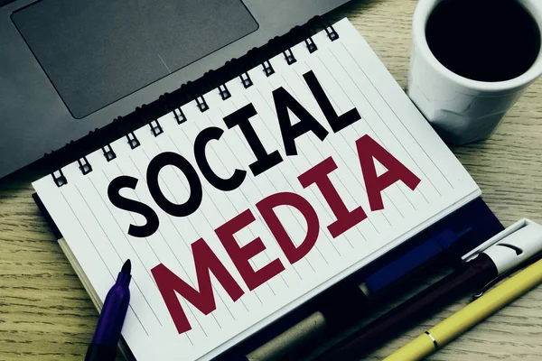 Mídia social. Conceito de negócio para mídia social comunitária escrito em caderno sobre o fundo de madeira no escritório com café laptop — Fotografia de Stock