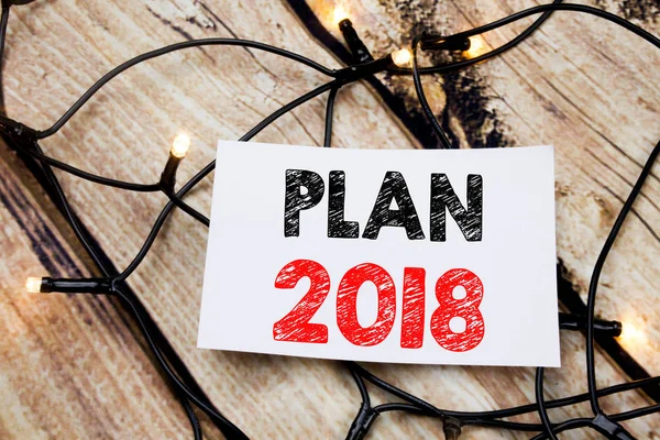 Handskriven text bildtexten visar Plan 2018. Affärsidé som skriver för planering strategi handlingsplan på fästis papper på trä bakgrund. — Stockfoto