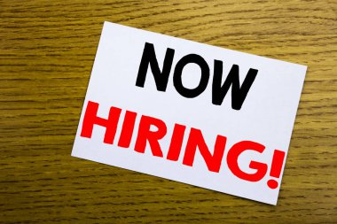 Şimdi Kiralama. İş kavramı kiralık yapışkan not, ahşap ahşap arka plan kopya alanı ile yazılı işe alım için.