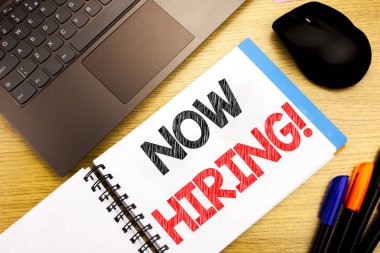 El yazısı metnini başlık Şimdi Kiralama gösterilen. İş kavramı kiralık kalem bilgisayar ile eski ahşap üzerinde kopya alanı ile not etmek üstünde yazılı işe alım için yazma