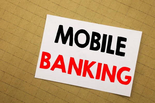 Mão conceitual escrever texto inspiração legenda mostrando Mobile Banking. Conceito de negócio para Internet Banking e-bank Escrito em nota pegajosa fundo amarelo . — Fotografia de Stock