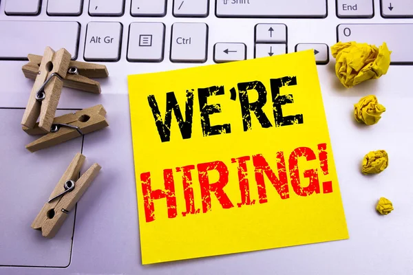 Biz çoğu işe şimdi gösterilen metin resim yazısı ilham yazma el. İş kavramı için işe alım insan kaynakları beyaz klavye arka plan üzerinde yapışkan not kağıt üzerinde yazılı.