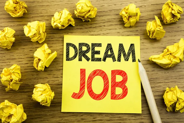 字, 写梦想的工作。梦想就业的商业理念在木制背景上写在粘纸条上的工作职位。背景上的折叠黄色纸张 — 图库照片