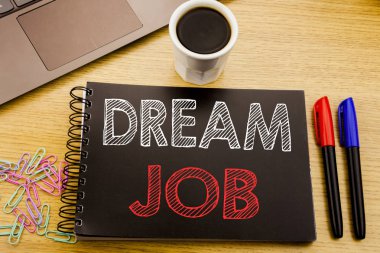 Hayalimdeki iş gösteren el yazısı duyuru metin. İş kavramı istihdam iş defter kitap dizüstü kahve ile ofiste ahşap arka plan üzerinde yazılı pozisyonu hakkında Dreaming için