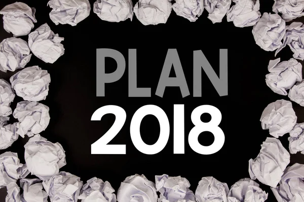 Ord, skriva planen 2018. Affärsidé för planering strategi handlingsplan skrivs på svart bakgrund med kopia utrymme på gamla bakgrund med vikta papper bollar — Stockfoto