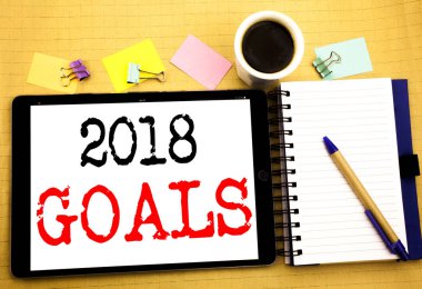 2018 gol. Finansal planlama, iş yazılı tablet laptop, yapışkan not, kahve ve kalem ile ahşap arka plan stratejisi için iş kavramı