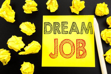 Hayalimdeki iş gösteren el yazısı metin. İş kavramı istihdam iş pozisyonu yapışkan not kağıdına siyah arka plan üzerinde yazılı hakkında Dreaming için yazma. Sarı kağıtları arka plan üzerinde katlanmış