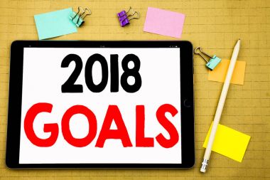 2018 gol gösterilen metin resim yazısı ilham yazma el. Finansal planlama, iş yazılı tablet laptop, yapışkan not ve kalem ile ahşap arka plan stratejisi için iş kavramı