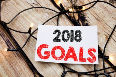 El yazısı metnini başlık 2018 gol gösterilen. Finansal planlama, yapışkan not kağıdına ahşap arka plan üzerinde yazılı iş stratejisi için yazma iş kavramı.