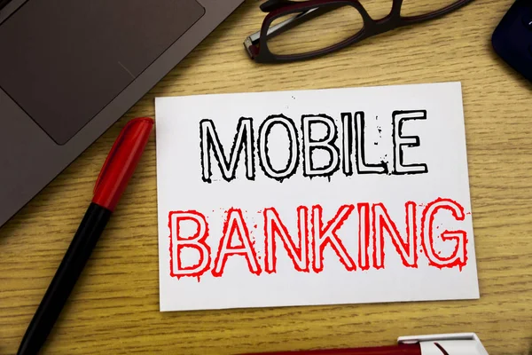 A kézírás a közlemény szövegét mutatja a mobil Banking. Üzleti koncepció Internet Banking e-bank írt, papír, fa háttér hivatalban-val másol hely, jelölő toll és szemüveg — Stock Fotó