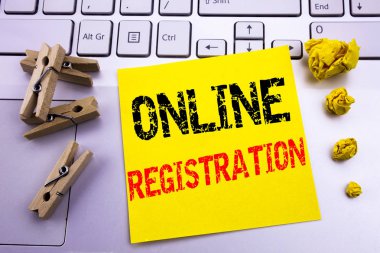 Çevrimiçi kayıt gösterilen metin resim yazısı ilham yazma el. İş kavramı Internet üzerinde beyaz klavye arka plan yapışkan not kağıdına yazılı giriş için.