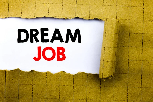 Word は、夢の仕事を書きます。黄色の折られた紙の上の白い紙に書かれた雇用の仕事の位置についての夢のビジネス コンセプト. — ストック写真