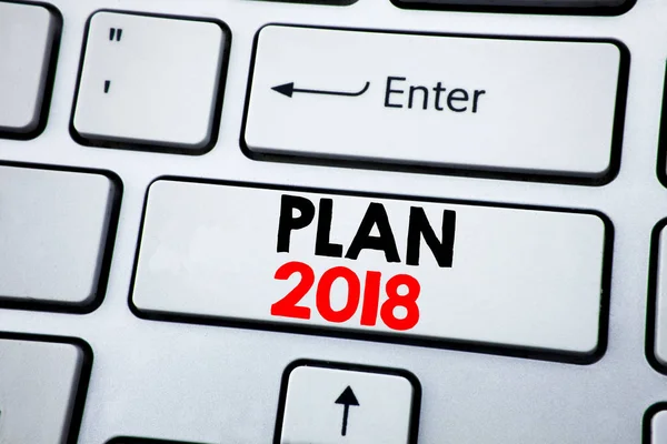 Skriva text visar Plan 2018. Affärsidé för planering strategi handlingsplanen Skrivet den vita tangenten med kopia utrymme. Ovanifrån. — Stockfoto