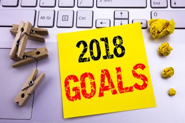 2018 gol gösterilen metin resim yazısı ilham yazma el. Finansal planlama, iş stratejisi üzerinde beyaz klavye arka plan yapışkan not kağıdına yazılı için iş kavramı.