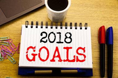 2018 gol gösterilen metin resim yazısı yazma el. İş kavramı için finansal planlama, iş stratejisi defter kitap dizüstü kahve ile ofiste ahşap zemin üzerine yazılmış