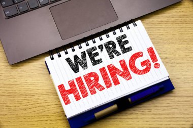 Biz çoğu işe şimdi gösterilen metin resim yazısı ilham yazma el. İş kavramı için işe alım insan kaynakları defter kitap dizüstü bilgisayar ile ofiste ahşap arka plan üzerinde yazılı