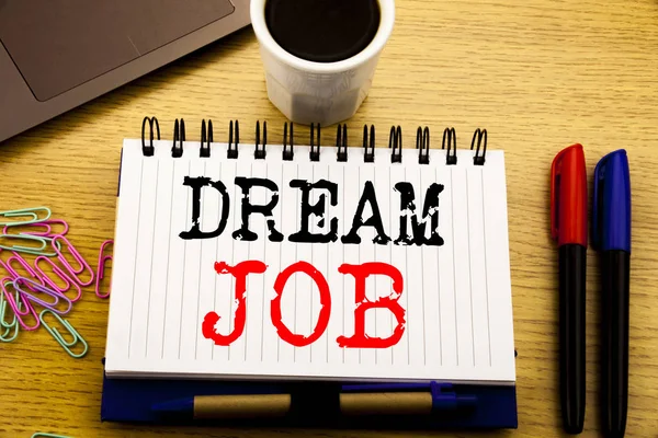 Texto escrito a mano que muestra Dream Job. Concepto de negocio para soñar con empleo Puesto de trabajo escrito en el cuaderno sobre el fondo de madera en la oficina con café portátil — Foto de Stock
