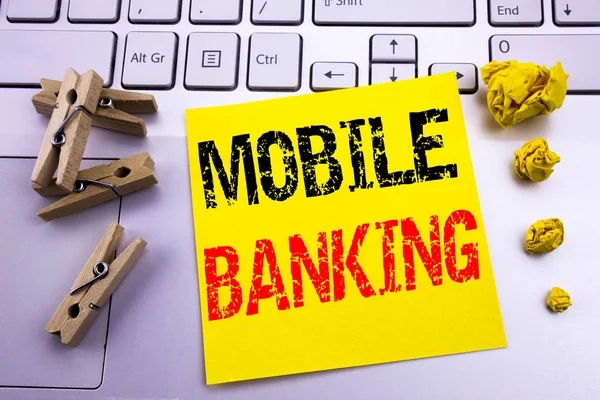Kézi írás szöveg felirat inspiráció mutatja a mobil Banking. Üzleti koncepció Internet Banking e-bank Öntapadó jegyzet papír a fehér billentyűzet háttér. — Stock Fotó