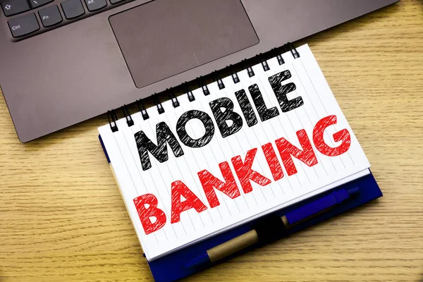 Вдохновение для написания текста под заголовком Mobile Banking. Бизнес-концепция электронного банка "Интернет-банкинг" написана на ноутбуке на деревянном фоне в офисе с ноутбуком — стоковое фото