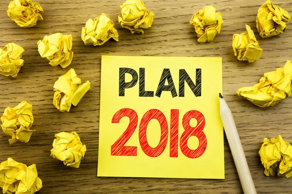 Word, writing Plan 2018.Concepto de negocio para la planificación Plan de acción de la estrategia escrito en papel de nota adhesiva sobre el fondo de madera. Papeles amarillos plegados en el fondo —  Fotos de Stock