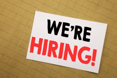 Kavramsal el biz çoğu işe şimdi gösterilen metin resim yazısı ilham yazma. Yapışkan Not sarı arka plan üzerinde insan kaynakları işe alım yazılı için iş kavramı.