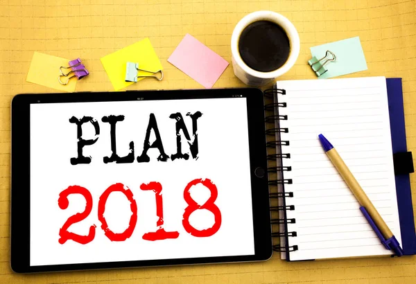 Plan 2018.Concepto de negocio para la planificación de la estrategia Plan de acción Escrito en tableta portátil, fondo de madera con nota adhesiva, café y pluma —  Fotos de Stock