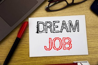 Hayalimdeki iş gösteren el yazısı duyuru metin. İş kavramı istihdam iş ofis kopya alanı, pen marker ve gözlük ile kağıt, ahşap arka plan üzerinde yazılı pozisyonu hakkında Dreaming için