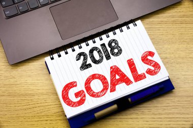 2018 gol gösterilen metin resim yazısı ilham yazma el. İş kavramı için finansal planlama, iş stratejisi defter kitap dizüstü bilgisayar ile ofiste ahşap zemin üzerine yazılmış